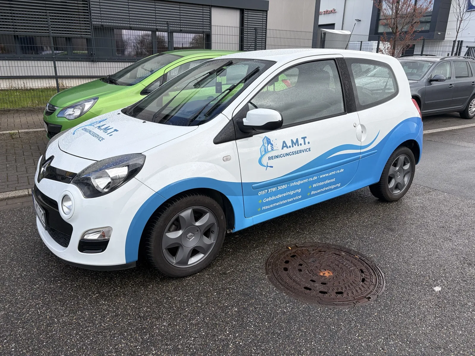 Firmenwagen von A.M.T., Renault Twingo in den Markenfarben